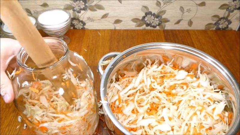 Как квасить капусту в банке рецепт хрустящей капусты быстрым способом